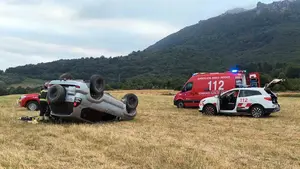 Muere una chica de 19 años tras volcar su coche en una pista forestal en Navarra de madrugada