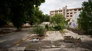 Arde la antigua ikastola Jaso en Pamplona y los bomberos evacuan el inmueble ocupado
