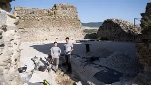 Diez estudiantes excavan el castillo de un rey navarro en el primer campo arqueológico de la UPNA