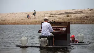 El curioso concierto sobre el agua de un pantano de Navarra en el atardecer: fecha y entradas