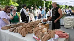 Un mercadillo con más de 30 puestos se reúne en Pamplona con degustaciones y artesanía navarra