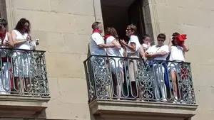 Chivite tolera las pancartas proetarras de sus socios en el Chupinazo de Tafalla y no tuerce el gesto