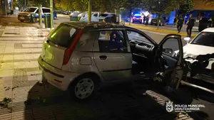 Impacto brutal en Pamplona: un conductor revienta tres vallas y un coche tras subirse a la acera
