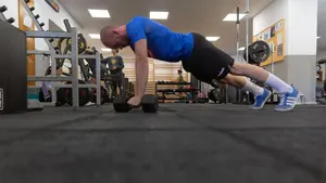 La Clínica Universidad de Navarra advierte sobre un problema de salud cada vez más común en personas deportistas