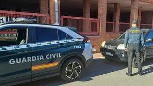 Robos en vehículos de un pueblo de Navarra: la Guardia Civil investiga al presunto autor de cinco delitos