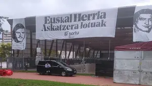 Aparecen pancartas a favor de dos presos etarras en un colegio público de Pamplona y exigen a Asirón que las quite