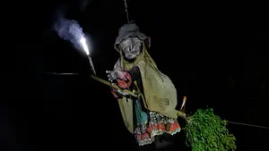 Tinieblas, antorchas y brujos encapuchados: las imágenes del impactante inicio de fiestas en un pueblo de Navarra