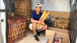 El joven que madruga a las 4 para llevar el pan a muchos pueblos de Navarra: "Estoy muy feliz"