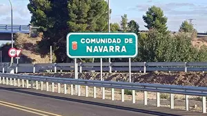 Se cargan la imagen de Navarra en los nuevos carteles de carretera: ni rojo, ni foral