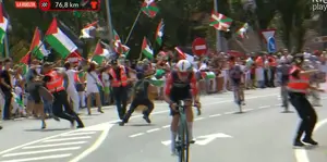 VÍDEO | Intentan reventar la Vuelta Ciclista a España en Navarra con ikurriñas y banderas de Palestina