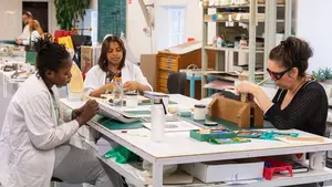 Vuelta al cole en Pamplona: el taller que da una oportunidad de empleo preparando uniformes y material