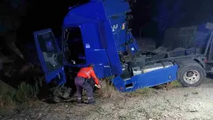 Tragedia en la Autopista de Navarra: un muerto y dos heridos tras un brutal choque entre un turismo y un camión