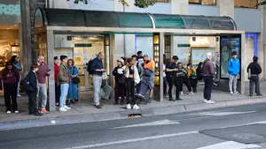 FOTOS | Las villavesas provocan retrasos y cabreos en el regreso a la huelga de los conductores