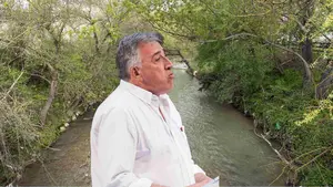 Asirón tira de vecinos para que limpien gratis el río mientras gestiona 2,7 millones europeos