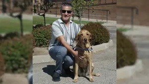 Serafín Zubiri presenta a su nuevo perro guía y despide con cariño los 3 anteriores que le acompañaron en su vida