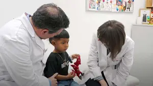 El niño de 3 años que ha vencido al cáncer gracias a una técnica pionera de la Clínica Universidad de Navarra