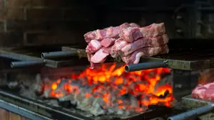 El pueblo de Navarra que celebra por primera vez un día en torno a una carne muy especial con un asado popular
