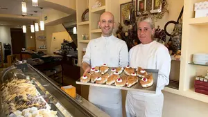 La tienda centenaria de un pueblo de Navarra que presume de su pastel estrella "de hojaldre relleno de merengue"