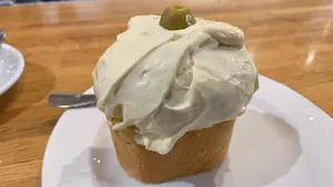 El increíble pincho de ensaladilla rusa que arrasa en un bar clásico de Pamplona: “Con uno ya casi hemos comido”