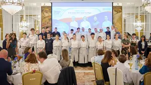 Más de 100 personas se reúnen en Pamplona en una cena muy solidaria con un menú de lujo