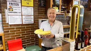 Arturo, 30 años detrás de la barra de un bar histórico de Pamplona: “Hacemos muy bien la tortilla de patata”