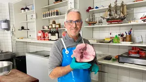 Javier, el navarro que mantiene una de las últimas pescaderías en un barrio de Pamplona: “Me fastidia cerrarla”