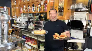 Simón toma el relevo de la cafetería más antigua de un barrio de Pamplona: “Hemos empezado con buen pie”