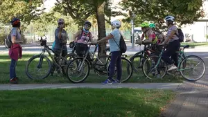 El curioso curso donde adultos de Pamplona aprenden a montar en bici desde cero