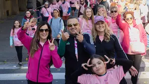 Miles de personas tiñen de rosa Pamplona: las mejores imágenes de la XIV Carrera contra el Cáncer de Mama