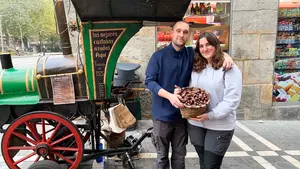 Mariano y Leyre, la pareja de castañeros que debuta este otoño en Pamplona: “Estamos deseando que llegue el frio”