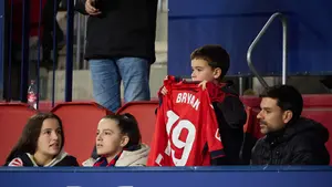 Pequeños aficionados animando a Osasuna: las mejores imágenes de la grada de El Sadar