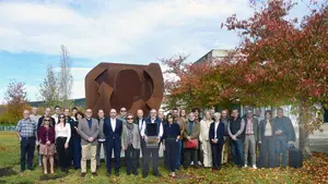 La empresa de Navarra que dedica una escultura y un parque a su fundador con un emotivo homenaje