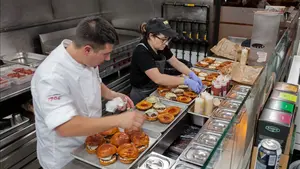 La auténtica hamburguesa navarra elaborada con producto local de la mano de un restaurante con Estrella Michelin