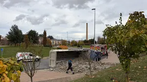 Aparatoso accidente en Pamplona: un herido tras el vuelco de un camión en una rotonda