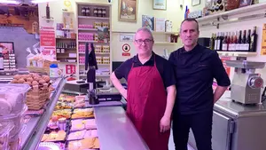 Los hermanos que cumplen 45 años en su carnicería de Pamplona: “El cordero es el plato estrella en Navidad"