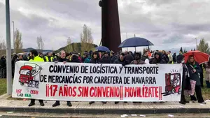 Camioneros a pie para exigir un nuevo convenio: la huelga paraliza el transporte por carretera en Navarra