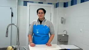 Toma el relevo de su suegra en la pescadería de un pueblo de Navarra: “Además, somos familia marinera”