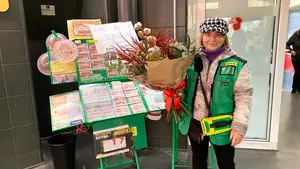 Esmeralda, la navarra que se jubila tras 15 años en su puesto del Mercado del Ensanche en Pamplona