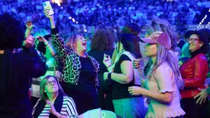 FOTOS | Los Pecos reviven la Pamplona de los 70 en un concierto memorable en el Navarra Arena