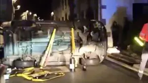 Rescate contrarreloj en Navarra: un hombre de 87 años atrapado tras volcar su coche en plena calle