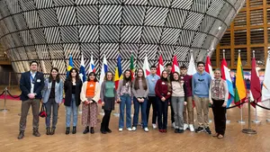 Ocho jóvenes pamploneses de diferentes colegios conocen las instituciones europeas