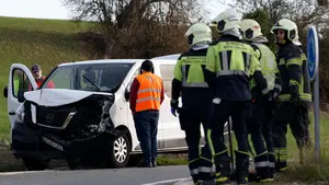 Grave accidente cerca de Pamplona: 8 personas trasladadas tras chocar una furgoneta con una vivienda