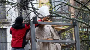 FOTOS | Asirón ejecuta el destierro de las estatuas del Paseo Sarasate de Pamplona