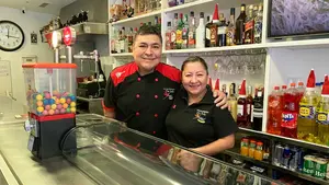 El bar de barrio en Pamplona que triunfa con su comida casera: "Nuestra especialidad es el arroz con mariscos"