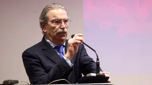 Los m&eacute;dicos homenajeados en Navarra protagonizan una ceremonia emotiva que re&uacute;ne a varias generaciones