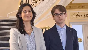 Los dos m&eacute;dicos MIR en Navarra que han recibido una beca para ir a centros punteros de &Aacute;msterdam y Par&iacute;s