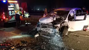 Una madre y su hijo de 12 a&ntilde;os, heridos en un grave choque frontal entre dos coches en Navarra