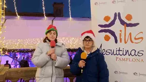 El colegio de Pamplona que ha montado un estudio de radio en la Plaza del Castillo para su Navidad m&aacute;s especial