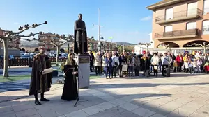 El pueblo de Navarra que dedica una estatua a uno de los reyes de Navarra en su plaza pr&iacute;ncipal