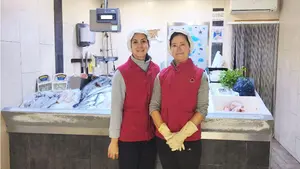 Madre e hija en la &uacute;ltima pescader&iacute;a de un pueblo de Navarra: "Nos est&aacute;n comiendo las grandes superficies"